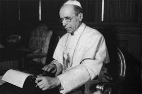 Pie XII à la machine à écrire